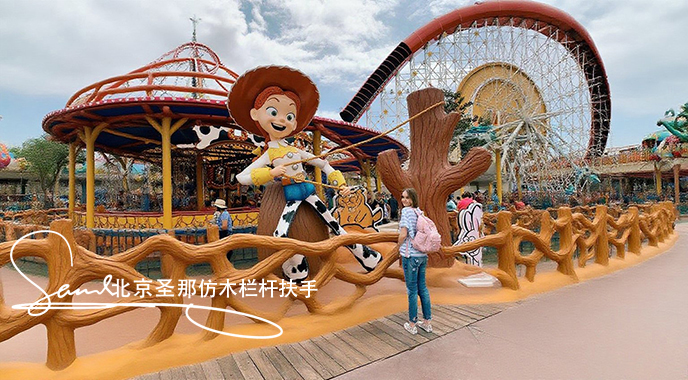 jimeng-2025-06-25-2592-正在施工制作的旅游區(qū)樓梯室外安全圍欄設(shè)計制作過程，美工正在施工制作，先用鋼筋焊接....jpeg